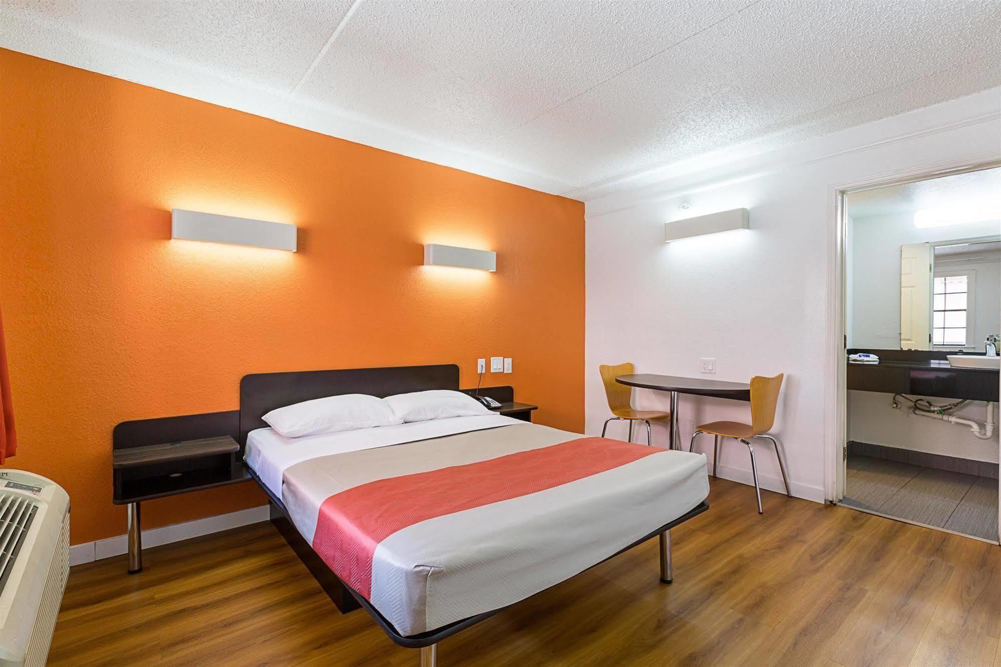 Motel 6-Dallas, Tx - Market Center エクステリア 写真